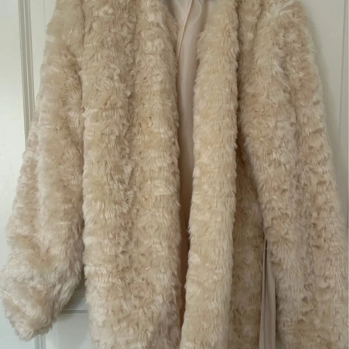 Beige pälskappa med bälte - 1