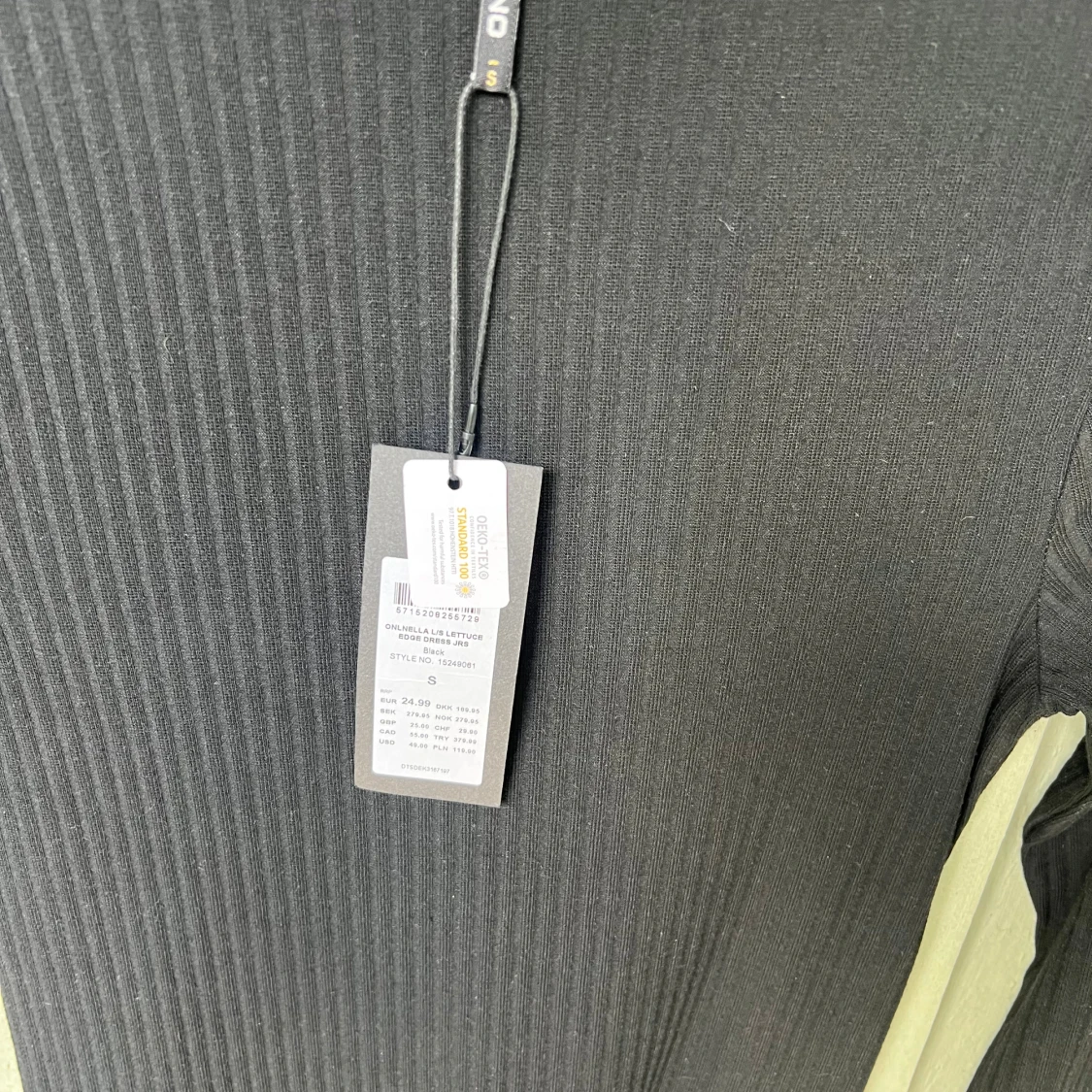 Svart ribbad långärmad klänning - 1