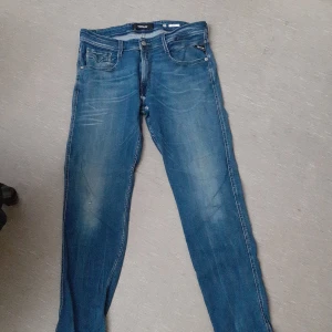 Replay anbass jeans - Replay jeans i modellen anbass i fint skick storlek 34 I midjan men är små I storleken och passar mindre