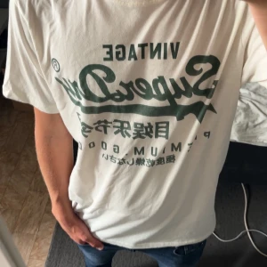 Superdry T-shirt  - T-shirt - Superdry - Storlek: Small - Nyskick (aldrig använd) - Nypris: 399kr - Mitt pris: 199kr - hör av dig vid funderingar 💫