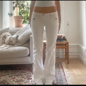 Vita bootcut jeans från Esprit - Säljer vita snygga jeans från Esprit som aldrig kom till användning.                                    Innerbenslängd - 78.      Midjemått- 38