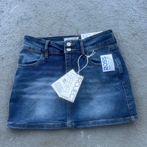 Denim kjol - Kjol som jag köpt k USA. Aldrig använd men lappen är av då jag tänkte behålla den. 💞
