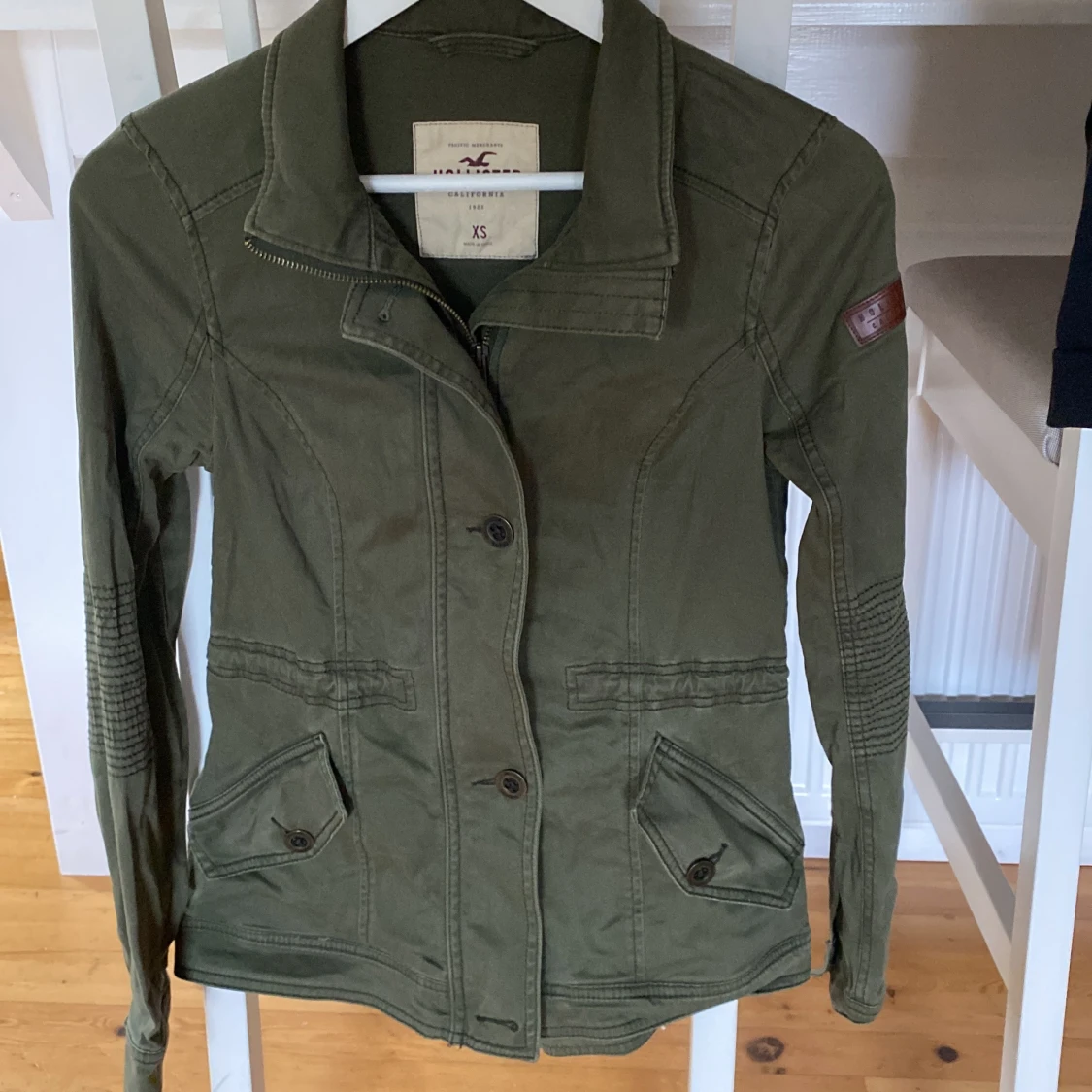 Olivgrön jacka från Hollister XS