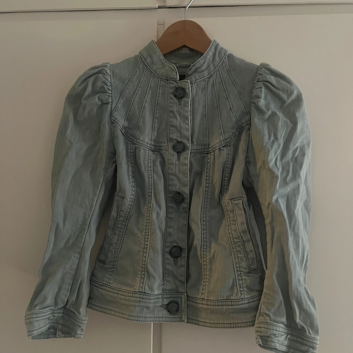 Figurnära jeansjacka