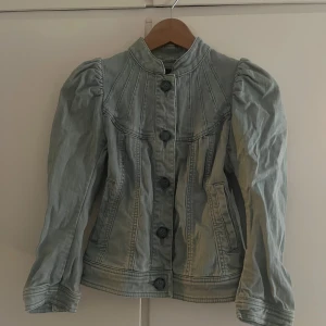 Figurnära jeansjacka - Strlk 34