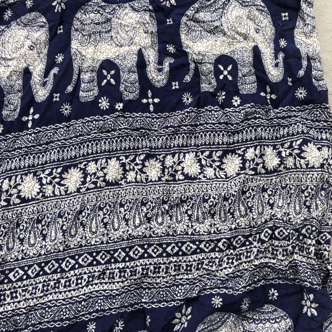 Blå kortklänning med elefantmönster - 2