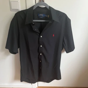 Ralph Lauren skjorta  - Säljer en nästan oanvänd skjorta från Polo Ralph Lauren. Den är i utmärkt skick utan defekter. Köpt från Zalando.