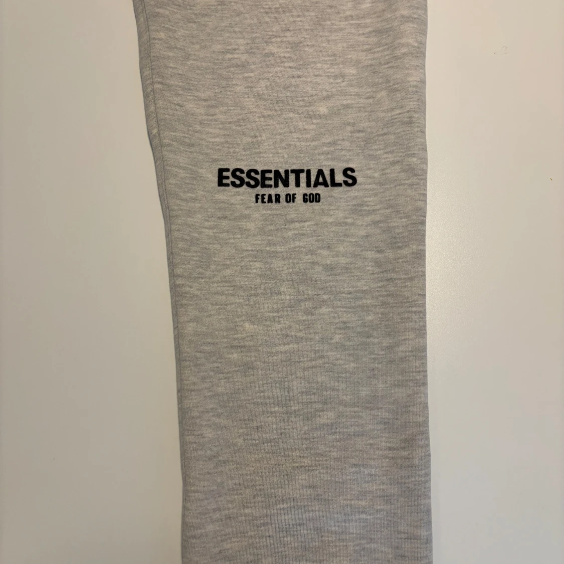 Ljus grå Essentials Fear of God byxa - 2