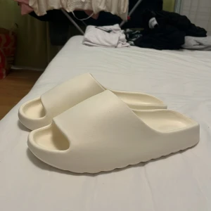 Beiga sandaler - Chunky sandaler i beige med öppen tå och platt sula. Tillverkade i syntetmaterial med en clean och minimalistisk look. Perfekta för chill dagar och enkel att matcha med allt.