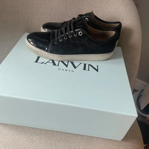 Lanvin cap toe - Säljer mina lanvins i använt skick. Storlek uk 7 vilket motsvarar ungefär 42-43. Riktigt feta skor men har en del skönhetsfel då dem är använda. Köpta på NK. Har kvitto, box, dustbags, och extra snören✅. Vid intresse är det bara att hojta till👍nypris:5200kr. Mitt pris:2300kr. Priset går att sänkas vid snabb och smidig affär.