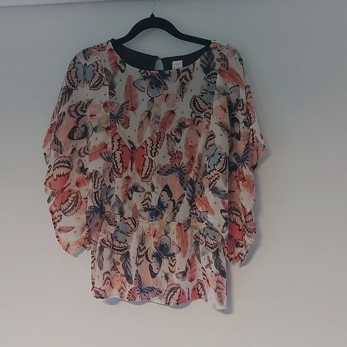 Färgglad blus med fjärilsmönster Lindex