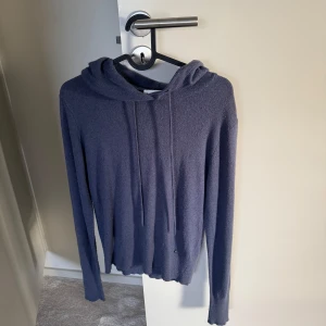 Mörkblå stickad tröja  - Mysig mörkblå stickad hoodie med långa ärmar och huva. Tröjan har dragsnören vid halsen och en avslappnad passform. Kom gärna med prisförslag ❣️