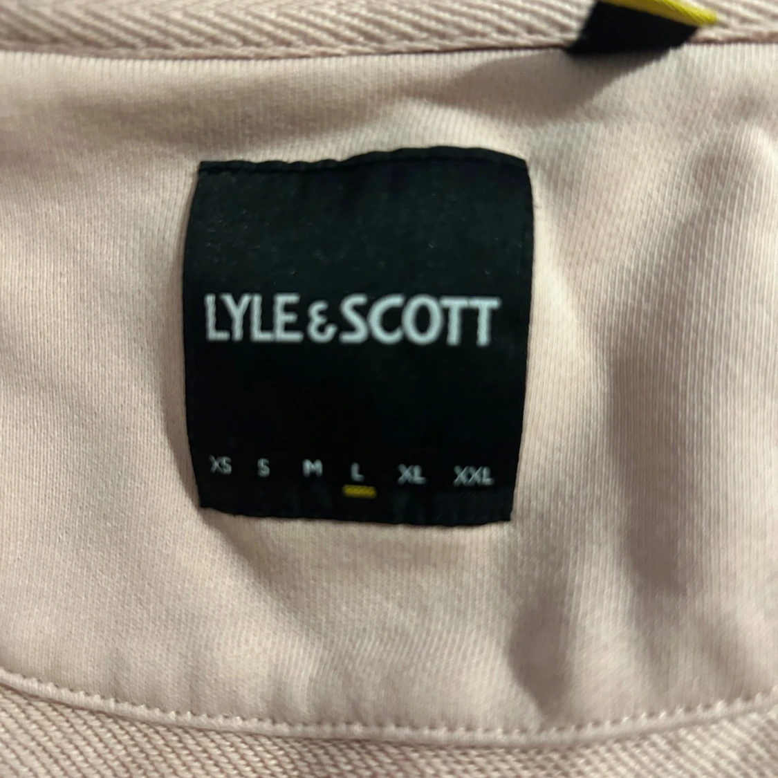 Ljusrosa hoodie från Lyle & Scott - 3