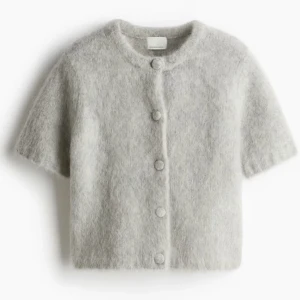 Kortärmad mohairkofta  - Supermjuk och fluffig kortärmad kofta från H&M i mohairblandning🩷 Endast använd en gång, köpt för 800kr därav priset men lägg gärna prisförslag. Skriv för fler bilder eller om du har några frågor!! 