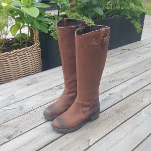 Stövlar i nubuck  - Höstiga stövlar i nubuck från Dasia, inköpta på Scorett. Stl 37 med skaftvidd 4. Använda men i fint skick och precis vårdade.