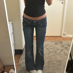lågmidjade bootcut jeans - jättesnygga vintage lågmidjade jeans med bootcut!! inga defekter och har använts fåtal gånger och köpt från plick💓💓