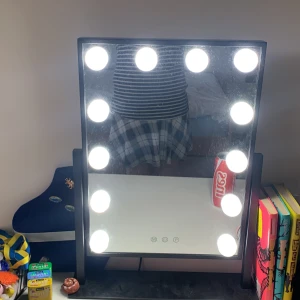 Rutig kortkjol i blått och vitt - Supersöt kortkjol med rutigt mönster i svart och vitt. Kjolen har en klassisk A-linjeform och är perfekt för dig som gillar en preppy och chill stil. Materialet känns lätt och passar bra till både sneakers och boots.