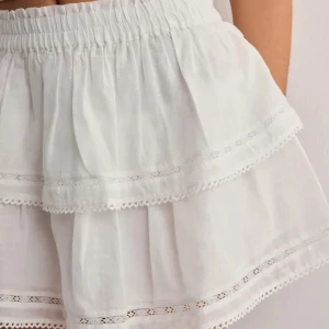 Vit volangkjol med spetsdetaljer - Superfin vit kortkjol med volanger och spetsdetaljer. Den är helt oanvänd bara testad, lapp kvar på💞 storlek: S