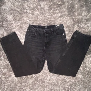 Svarta jeans från Jack & Jones - Säljer ett par svarta jeans från Jack & Jones. Jeansen har rak passform och normal midja, tillverkade i mjukt denimtyg. Perfekta för dig som gillar en enkel och stilren look. Kom privat för mer info och pris💯