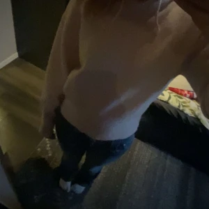 Ljusrosa hoodie med huva - Mysig ljusrosa hoodie med huva och långa ärmar. Tröjan har en relaxed passform och är perfekt för chill dagar. Mjuk och skön, passar till jeans eller leggings. Snygg och enkel stil som funkar året runt.