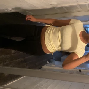 Ljusgul ribbad croppad topp  - Säljer en ljusgul croppad topp med korta ärmar den är i barnstorlek men passar mig som brukar ha s/xs i mina toppar