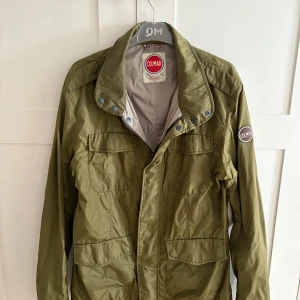 Colmar windbreaker - Säljer en riktigt fet Colmar jacka som är perfekt till hösten och våren, inga defekter och knappt använd😊 Var inte rädda att fråga och fundera😉