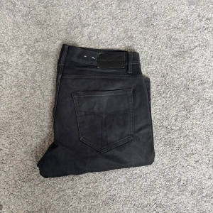 Svarta tiger of Sweden Pistolero jeans 33/32 - Säljer ett par svarta tiger of Sweden  Pistolero jeans i modellen'. Klassisk femficksdesign, raka ben och snygg svart tvätt. Perfekta för dig som gillar stilrena och tidlösa jeans med en modern touch.