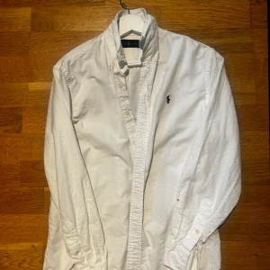 Ralph lauren skjorta - Riktig snygg Ralph lauren skjorta i färgen vit och storlek S knappast använd Max 3 gånger endast skrynklig 