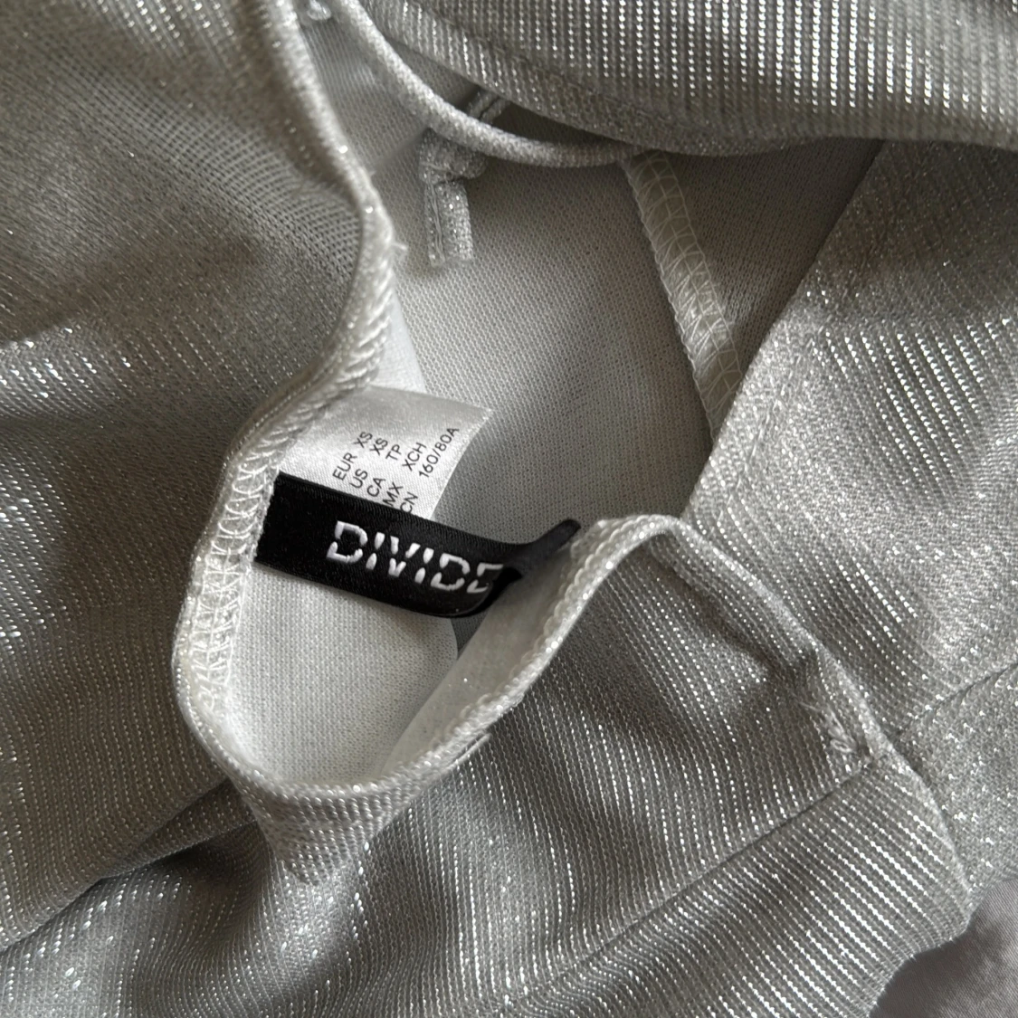 Glittrig silver klänning med snörning - 4