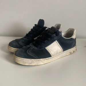 Valentino flycrews - Säljer mina flycrews som har vart med om mycket. Säljer billigt pågrund av skicket går att fräscha upp enkelt men har inte orkat så säljer dem som dem är. Skriv för mer bilder