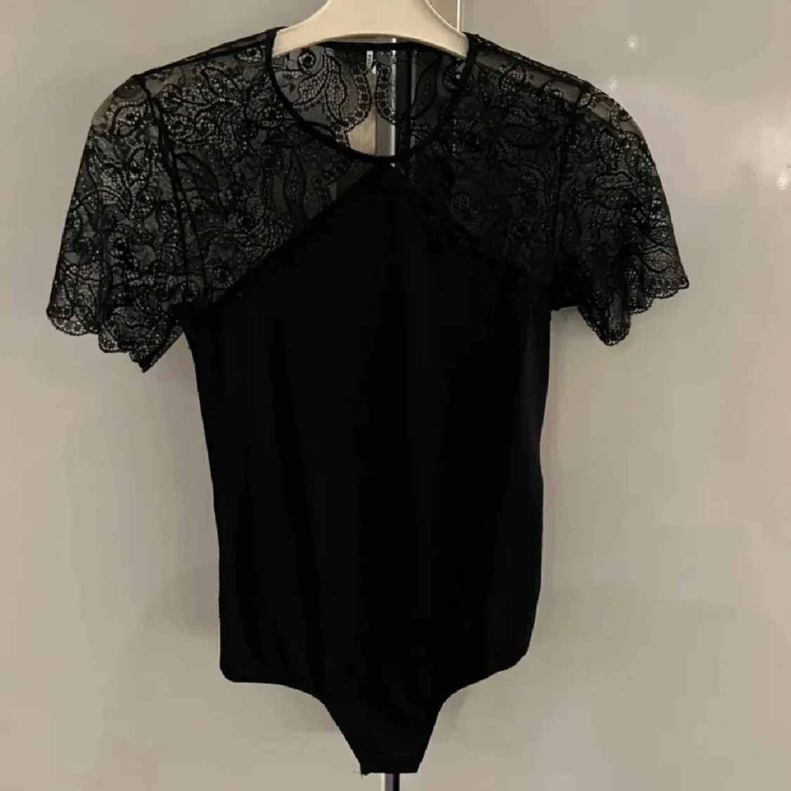 Svart spetsbody från Pieces - 2