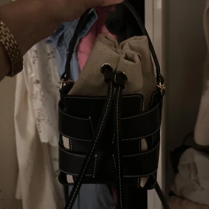 Svart hm väska  - Säljer denna fina väska från hm som är helt slutsåld! Använd fåtal gånger, bra skick 💛