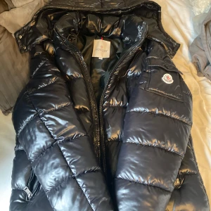 Svart pufferjacka från Moncler - Fin Moncler puffer köpte den men var för stor storlek och sitter lite dåligt på mig för jag är smal. Så jag bestämmer mig för att sälja den, surprise kommer med!
