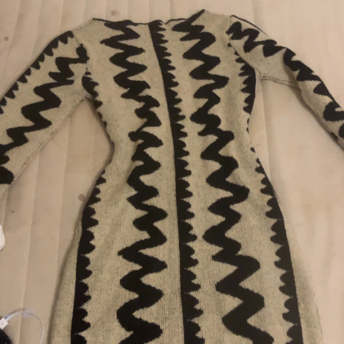 Stickad beige och svart klänning - 2