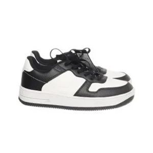 Svarta och vita sneakers från 157 - Snygga svartvita sneakers från 157 i klassisk modell med svart snörning och kontrasterande detaljer. Skorna har rund tå, platt sula och är tillverkade i syntetmaterial. Perfekta för dig som gillar streetstyle och vill ha en clean look.