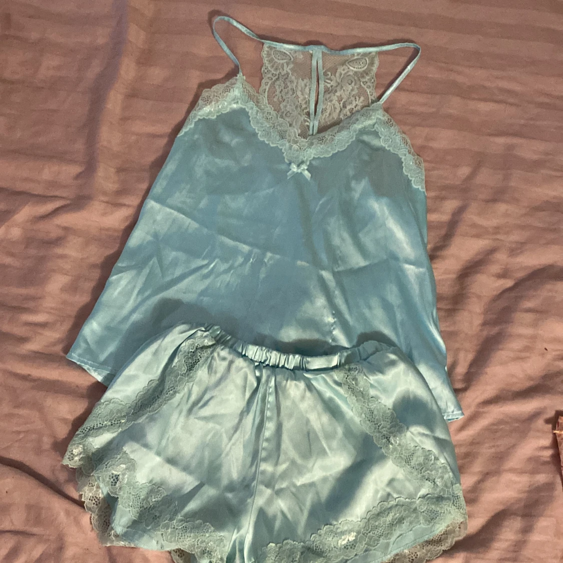 Ljusblå satin linnetopp från Censored