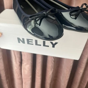 Svarta ballerinaskor från Nelly strl 36 - Helt oanvända svarta ballerinaskor från Nelly i storlek 36 kan säljer för att de aldrig kommer till användning kan gå ner i pris om du köper så snabbt som möjligt 