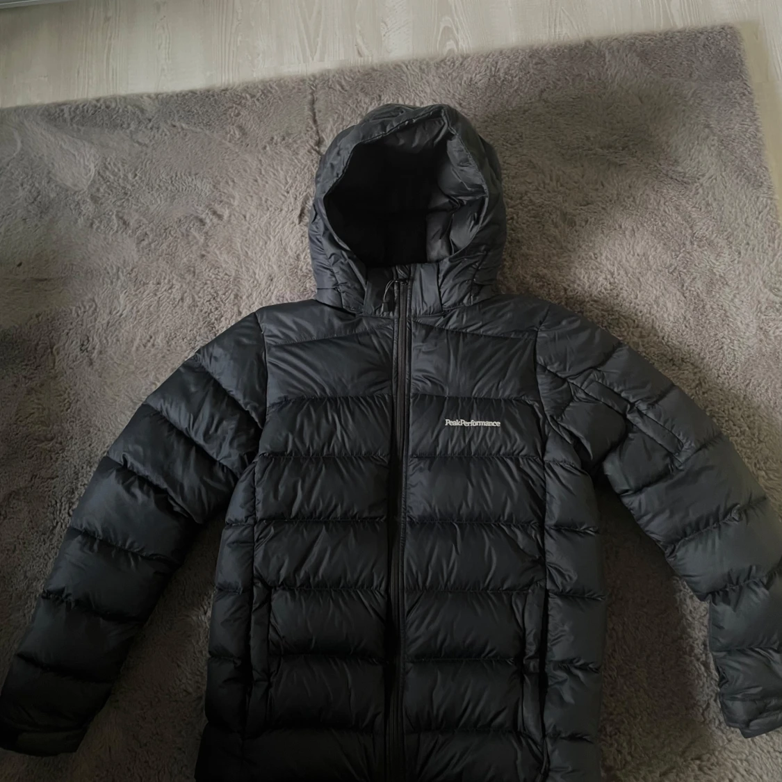 Svart dunjacka från peak performance 