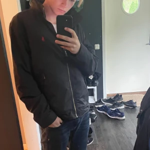 Ralph lauren jacka - Ralph lauren jacka som är som en vindjacka fast tjockare går även att dra en dragkedja så får den en luva som du ser på en bild. Riktigt snygg och väldigt bra skick. Skriv för fler frågor priser kan alltid diskuteras! Storlek M passar S