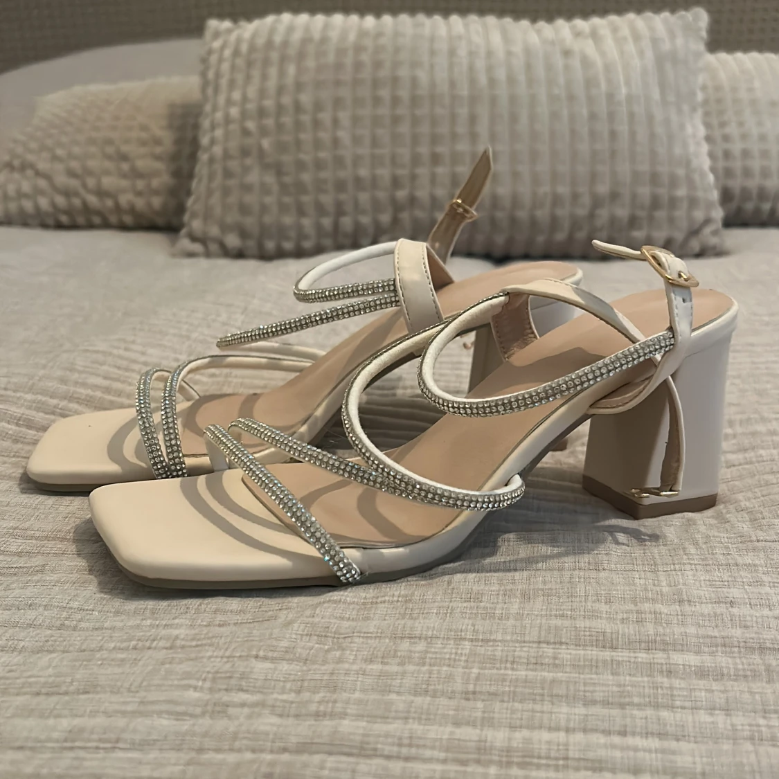 Beiga sandaler med strass och klack