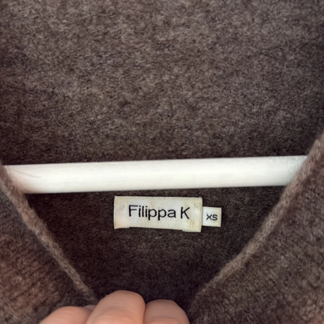 Mika Yak Funnelneck Sweater i brunt från Filippa K - 4