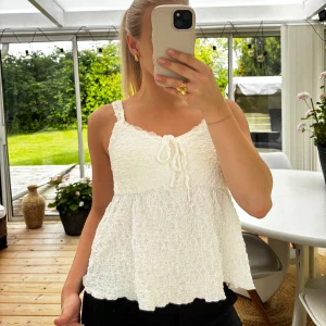 Vit spetstopp Gina Tricot - Supersöt vit spetstopp från Gina Tricot 🤍 använd endast ett fåtal gånger!