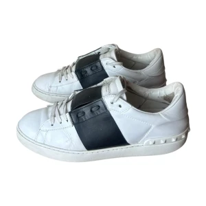 Valentino open  - Valentino open sneakers. Svarta. Storlek 43. Skick 7/10 pris 2090kr kommer med box Dustbag extra snören osv. Finns att köpa på våran hemsida, Fashionels.com