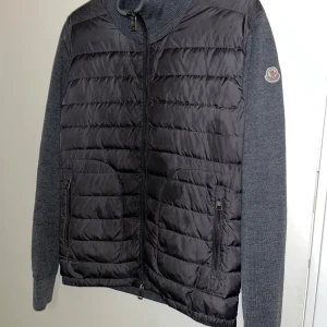 Moncler Cardigan - Säljer nu denna riktigt snygga Moncler Cardigan. Den är i otroligt bra skick förutom att det finns några små hål på vissa ställen men det är inte synligt om man inte kollar noggrant. Givetvis är den äkta med kvitto ifrån VonGrevenCloset som medföljer vid köp✅