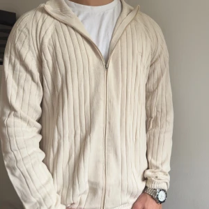 Burberry stickad tröja! - Säljer den här svin snygga stickade tröjan från burberry nypris på en sån här är runt 8000kr, tröjan är i nästan perfekt skick, riktigt steal, den är i storlek L men passar M, skriv vid minsta fundering priset är inte fast!!!!!