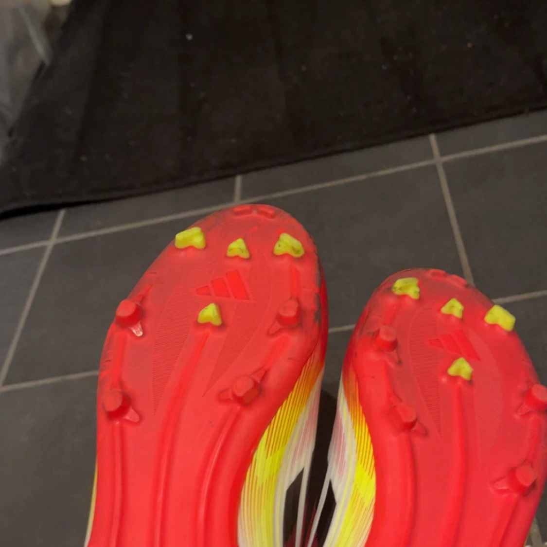 Adidas F50 vita och röda fotbollsskor - 2