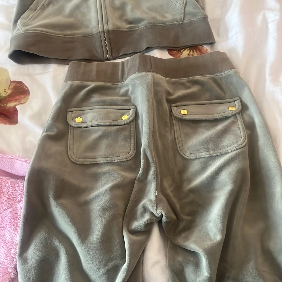 Olivgröna mjukisbyxor med fickor - 1