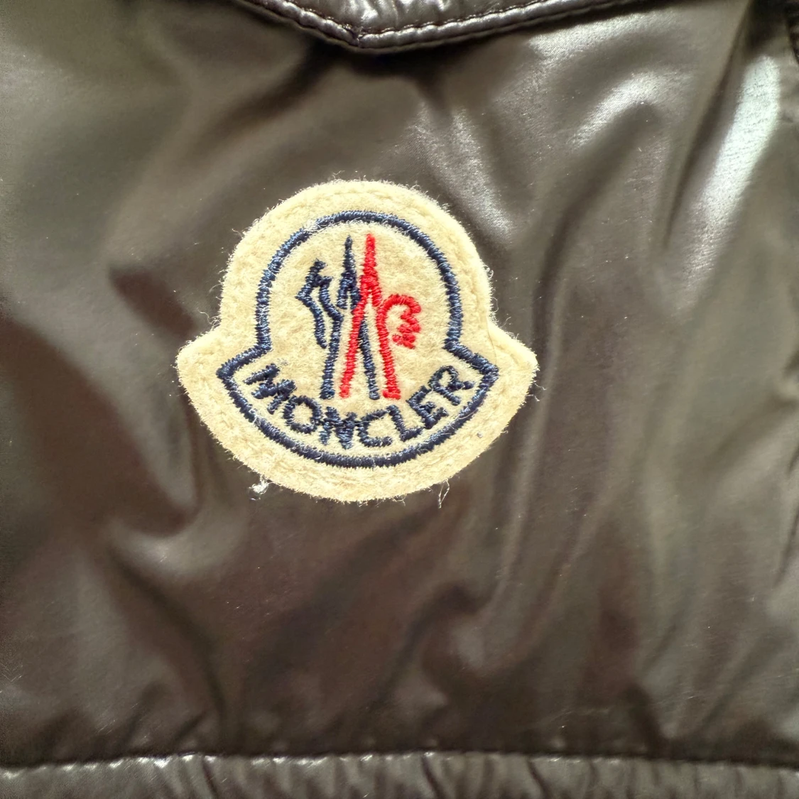 Svart Moncler dunjacka med huva - 1