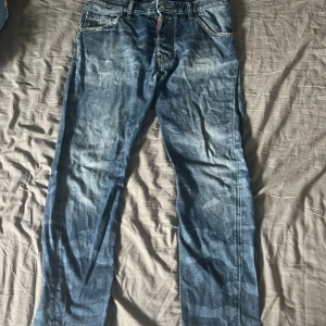 Dsquared2 jeans - En gammal modell som inte säljs längre. Bra skick även fast jag använt dom en hel del. De passar bra och har storlek M. Passar dig som är ungefär 175-180. Säljer för att jag använder inte dem så mycket längre.