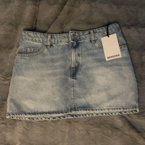  jeanskjol från Bershka - Trendig ljusblå jeanskjol från Bershka i klassisk femficksmodell. Kjolen har bälteshällor, knapp och dragkedja framtill samt två bakfickor. Perfekt för dig som gillar en enkel men snygg denimlook och helt ny med prislapp💗